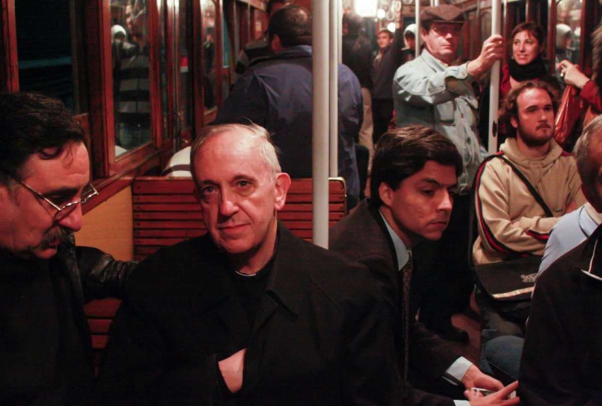 Jorge Bergoglio en el Metro de Buenos Aires, cinco años antes de ser nombrado Papa.