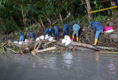 Petroecuador realiza labores de limpieza en el r&iacute;o Shushufindi.