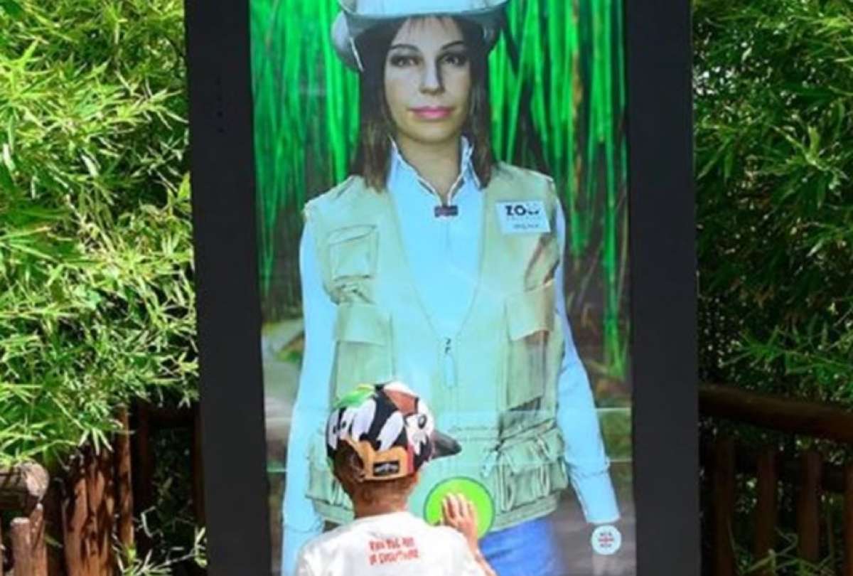 Esta es la cuidadora virtual clonada con IA que est&aacute; en un zoo espa&ntilde;ol. 