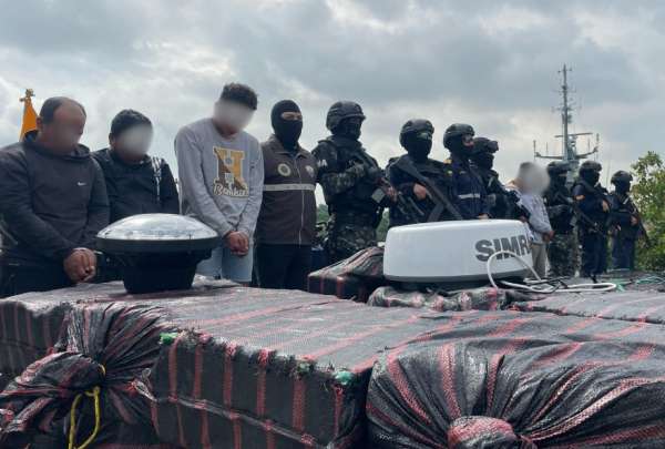 Embarcaciones interceptadas por la Armada transportaban droga y combustible ilegal en altamar.
