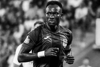 Raphael Dwamena muri&oacute; tras desplomarse en pleno partido