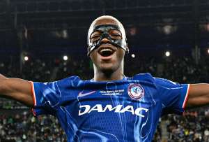 Moisés Caicedo celebró al estilo Bad Bunny el título del Chelsea