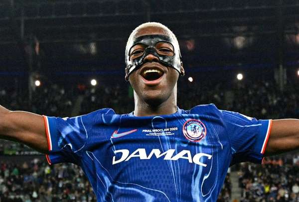 Mois&eacute;s Caicedo celebr&oacute; al estilo Bad Bunny el t&iacute;tulo del Chelsea