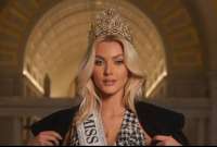 Durante una visita oficial, la Miss Universo 2024 Victoria Kjærrompió el protocolo para abrazar a una mujer que lloraba al verla.