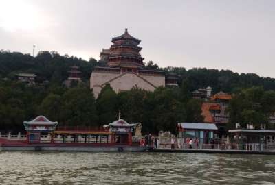 El Palacio de Verano es uno de los lugares imprescindibles en Beijing; atardecer all&iacute; es presenciar c&oacute;mo la historia, el agua y el cielo se funden en una sola postal.