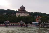 El Palacio de Verano es uno de los lugares imprescindibles en Beijing; atardecer allí es presenciar cómo la historia, el agua y el cielo se funden en una sola postal.