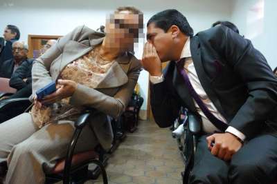 La hija e hija pol&iacute;tica de Rosa A. fueron removidas de las jefaturas de dos unidades m&eacute;dicas del hospital Jos&eacute; Carrasco Arteaga. Mientras el Comit&eacute; del Sindicato de Trabajadores acusa a los medios de "causarle da&ntilde;os psicol&oacute;gicos y f&iacute;sicos a la investigada"