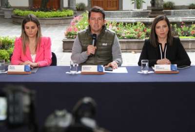 (De izq. a der) Paola Flores, secretaria de Derechos Humanos; Francisco Jim&eacute;nez, ministro de Gobierno; Ana Changu&iacute;n, viceministra de Gobierno. 