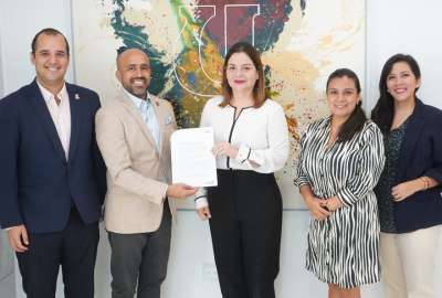Samia Tacle (der.), gerenta de la Empresa P&uacute;blica de Comunicaci&oacute;n del Ecuador firm&oacute; el convenio interinstitucional con Isidro Fierro, rector de la Universidad Esp&iacute;ritu Santo de Guayaquil.