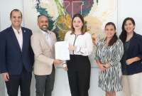 Samia Tacle (der.), gerenta de la Empresa P&uacute;blica de Comunicaci&oacute;n del Ecuador firm&oacute; el convenio interinstitucional con Isidro Fierro, rector de la Universidad Esp&iacute;ritu Santo de Guayaquil.