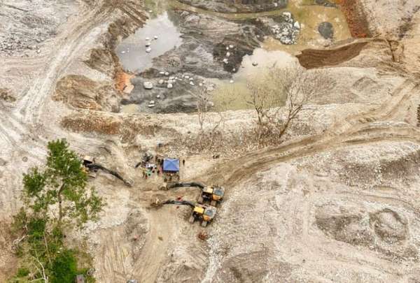 El Ej&eacute;rcito ecuatoriano desmantel&oacute; un campamento de miner&iacute;a ilegal que operaba en la ribera del r&iacute;o Zamora.
