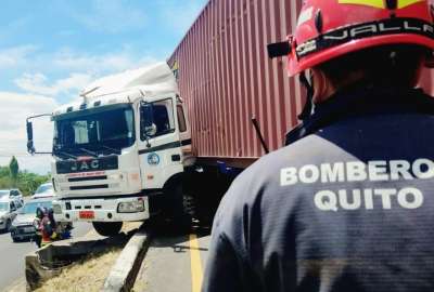 Un tr&aacute;iler se accident&oacute; en la avenida Sim&oacute;n Bol&iacute;var, en Quito