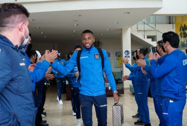 Ayrton Preciado se despide la gente que trabaja en la Casa de la Selecci&oacute;n