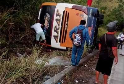 El autob&uacute;s accidentado qued&oacute; a un costado de la v&iacute;a.