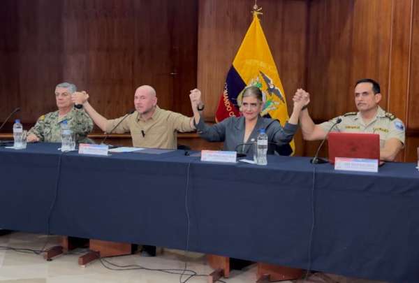 (De izq. a der.) Jaime Vela, jefe del Comando Conjunto de las Fuerzas Armadas; Gian Carlo Loffredo, ministro de Defensa; M&oacute;nica Palencia, ministra del Interior; V&iacute;ctor Hugo Z&aacute;rate, comandante general de la Polic&iacute;a Nacional. 