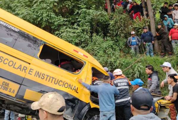 La tarde del domingo, una buseta se volc&oacute; en Alaus&iacute;. En el veh&iacute;culo viajaban integrantes de un grupo de danza. Hay muertos y heridos. 
