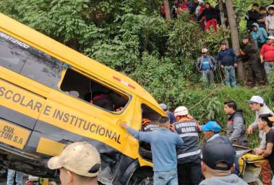La tarde del domingo, una buseta se volc&oacute; en Alaus&iacute;. En el veh&iacute;culo viajaban integrantes de un grupo de danza. Hay muertos y heridos. 