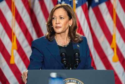 Kamala Harris, vicepresidenta de Estados Unidos, supera por un estrecho margen a su rival republicano Donald Trump, en una encuesta presidencial de intenci&oacute;n de voto. 