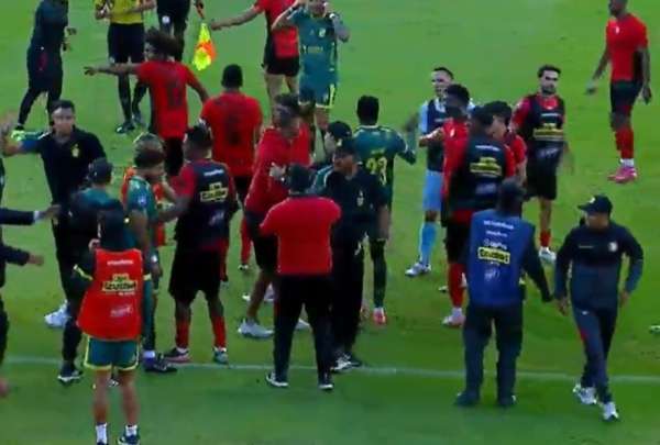 El partido entre San Antonio y 9 de Octubre termin&oacute; en gresca