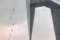 Impactante video de trabajadores que quedaron colgados en un rascacielos, en China.