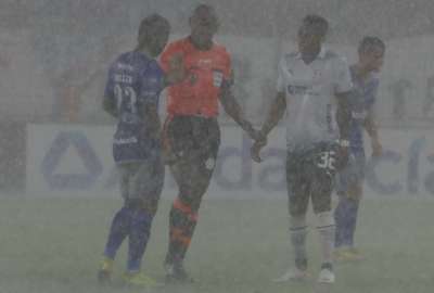 El partido entre Liga de Quito y Emelec se suspendi&oacute; por la tormenta el&eacute;ctrica