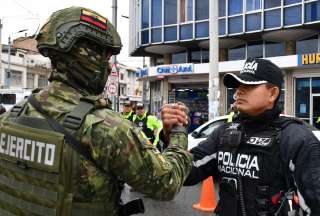 Noboa dispone compensaci&oacute;n econ&oacute;mica para polic&iacute;as y militares