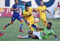 Jonathan &Aacute;lvez no puede sortear al golero Pedro Ortiz, durante la Copa Ecuador del 2019