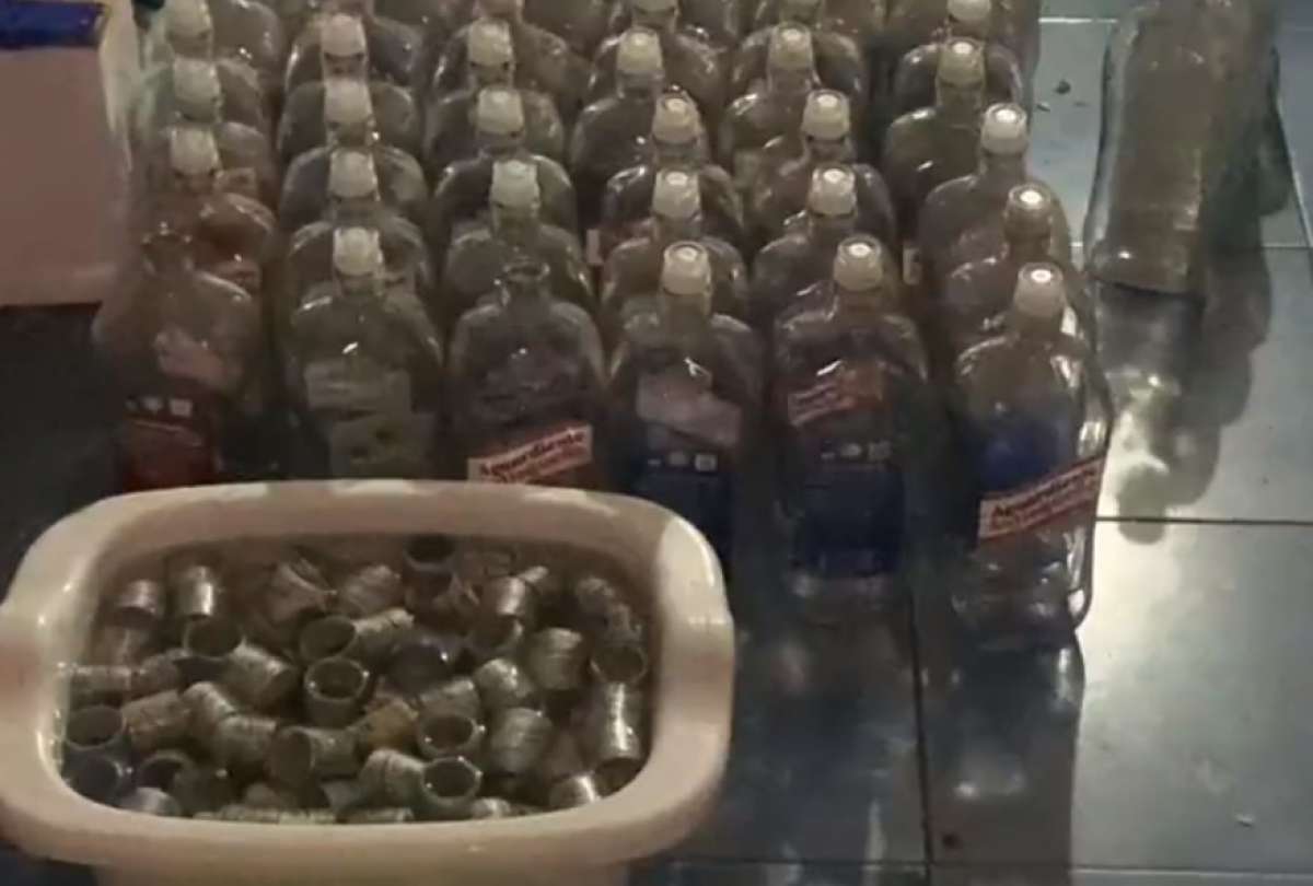 Polic&iacute;a decomis&oacute; 400 botellas de licor adulterado en Quito