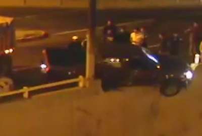 Una camioneta qued&oacute; colgada en un paso a desnivel en Quito