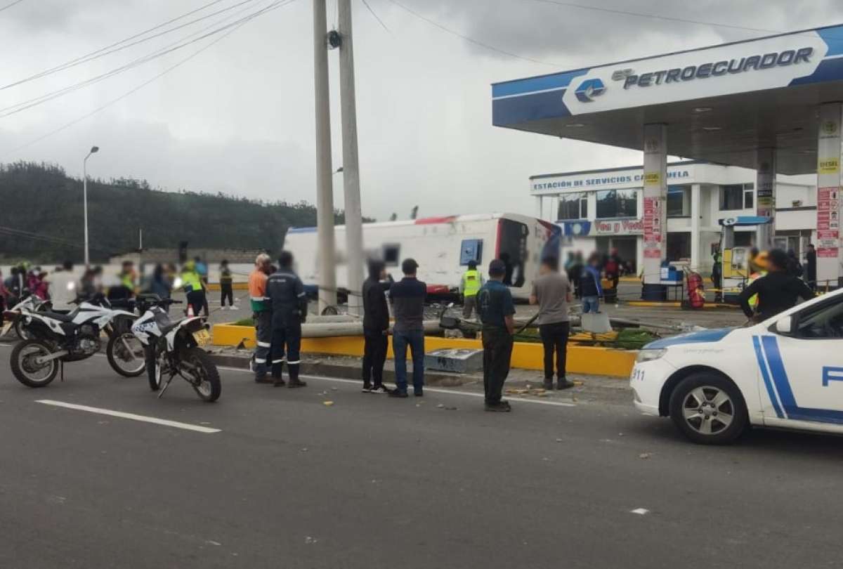 La Policía Nacional reportó tres fallecidos producto del volcamiento de un autobús en Imbabura.