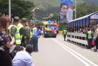 Como primer acto de apertura entre la frontera de Colombia y Venezuela un cami&oacute;n con cargamento de hierro cruz&oacute; a Colombia. 