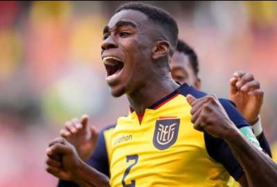 El defensa ecuatoriano F&eacute;lix Torres fue figura en el partido en el que Ecuador  venci&oacute; a Uruaguay.