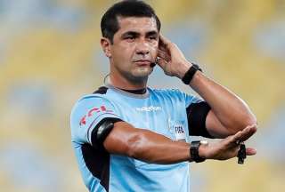 Otro &aacute;rbitro ecuatoriano cambia la cancha por la pol&iacute;tica