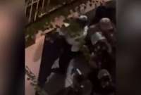 Polic&iacute;a de Ir&aacute;n golpe&oacute;, dispar&oacute; y atropell&oacute; a un manifestante