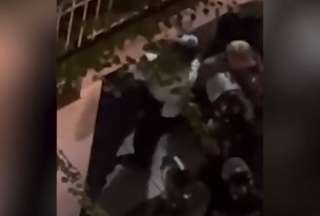 Polic&iacute;a de Ir&aacute;n golpe&oacute;, dispar&oacute; y atropell&oacute; a un manifestante