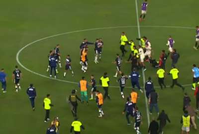 El partido entre Universitario y Gimnasia termin&oacute; en &lsquo;batalla campal&rsquo;