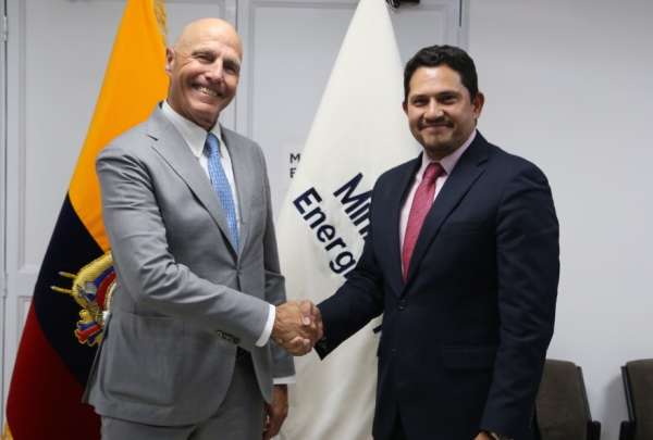 Scott Caldwell, presidente de la compa&ntilde;&iacute;a SolGold, tras firmar el contrato de explotaci&oacute;n con Diego Ocampo, viceministro de Minas.