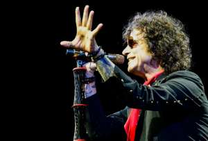 Enrique Bunbury y Andr&eacute;s Castro celebran su ingreso al Sal&oacute;n de la Fama de la M&uacute;sica Latina.