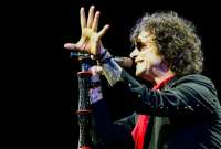 Enrique Bunbury y Andr&eacute;s Castro celebran su ingreso al Sal&oacute;n de la Fama de la M&uacute;sica Latina.