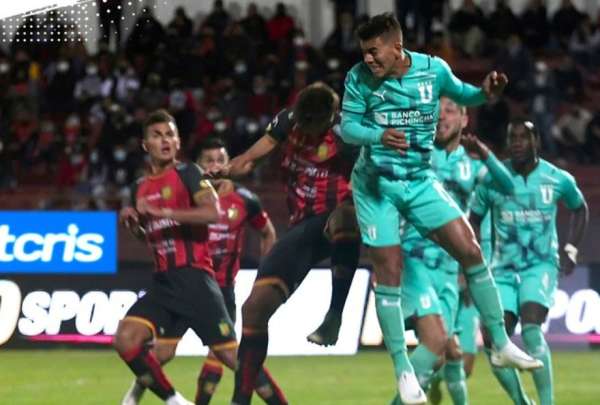 Michael Hoyos (der.) cabecea en el &aacute;rea del Deportivo Cuenca, sin fortuna