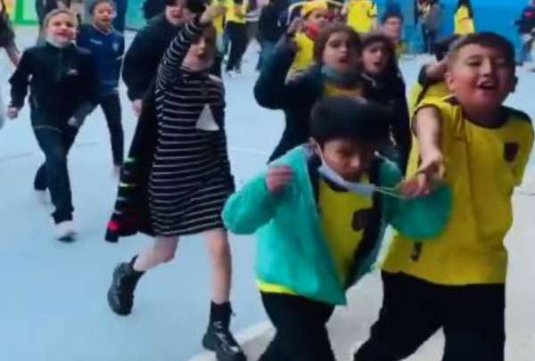 Unos ni&ntilde;os protestaron por la acci&oacute;n que anul&oacute; el gol de &Eacute;nner Valenci. 