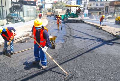 Personal de la Epmmop realizan los trabajos de rehabilitaci&oacute;n vial en Quito. 