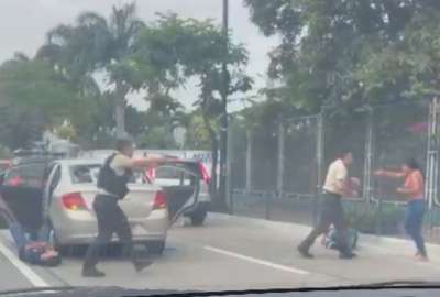 Momento en que polic&iacute;as neutralizan a sospechosos.