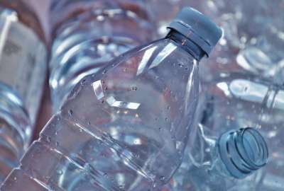 Impuesto a las botellas pl&aacute;sticas beneficiar&iacute;a a al menos 20.000 familias en Ecuador