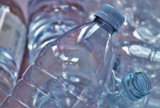 Impuesto a las botellas pl&aacute;sticas beneficiar&iacute;a a al menos 20.000 familias en Ecuador
