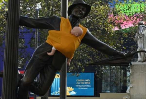 El grupo The Dad Shift coloca portabeb&eacute;s con mu&ntilde;ecos en estatuas para resaltar la insuficiente licencia de paternidad en el Reino Unido.