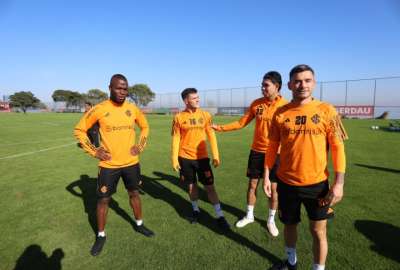 Enner Valencia (izquierda) debut&oacute; en el Internacional