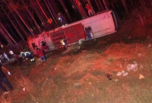 Un bus de la cooperativa Reina del Camino se volc&oacute; esta madrugada en Manab&iacute;. El hecho dej&oacute; m&aacute;s de diez heridos.&nbsp;