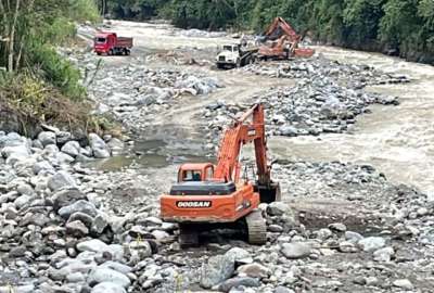 Autoridades controlan el tr&aacute;nsito en la v&iacute;a  Al&oacute;ag-Uni&oacute;n del Toachi 