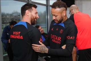Lionel Messi fue recibido por sus compa&ntilde;eros en su regreso al PSG